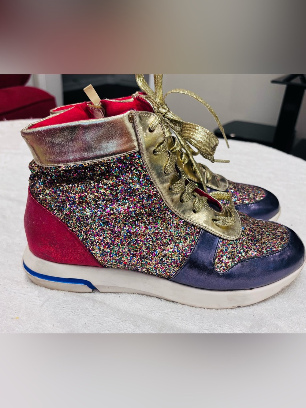 Women’s Classic Vintage WANTED Sneakers - Size 8.5 - box 20
